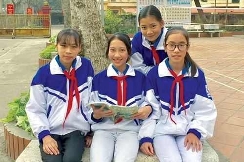 Bốn học sinh nhặt được của rơi trả lại người bị mất