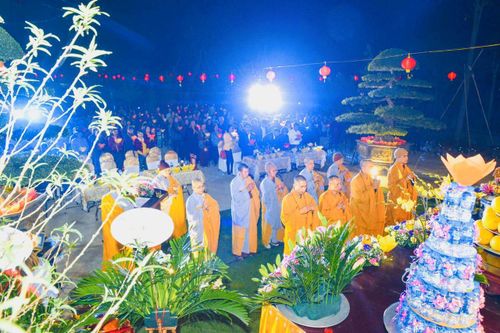 Ninh Bình : Thắp nến cầu quốc thái dân an tại Hoa Lư