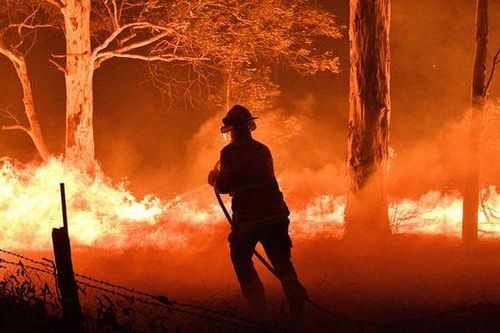 Hải quân Australia hỗ trợ sơ tán người dân do cháy rừng nghiêm trọng