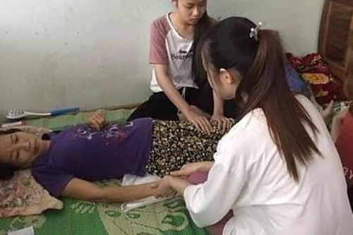 Bố mất, mẹ liệt giường, hai chị em có nguy cơ thất học ở Hải Phòng