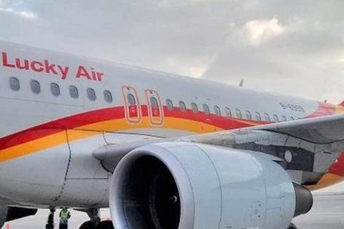Bị phạt gần 400 triệu đồng vì ném đồng xu may mắn vào máy bay
