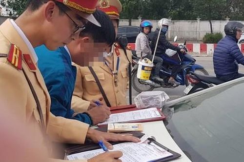 Hà Nội: Vừa mua xe ô tô, chủ xe bị phạt 40 triệu, tước GPLX 2 năm do vi phạm nồng độ cồn