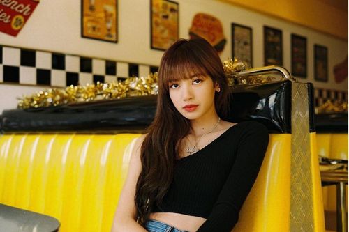 Chủ quán cà phê bị ném đá vì bán đồ qua sử dụng của Lisa (Black Pink)