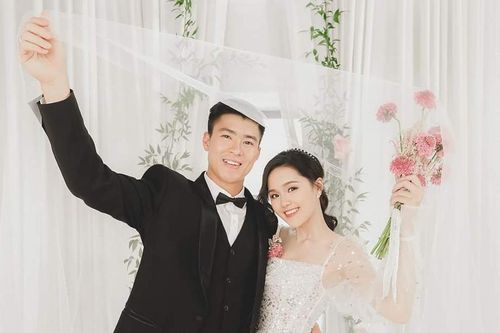 Duy Mạnh và Quỳnh Anh đối đáp tình cảm trên mạng xã hội
