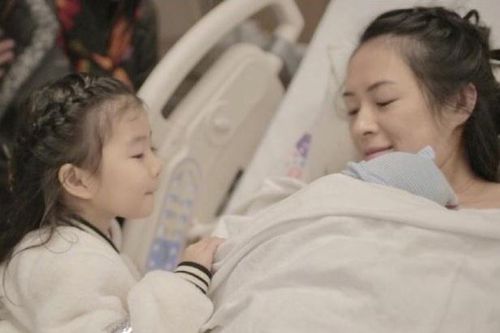 Chi phí sinh con đắt đỏ của Chương Tử Di