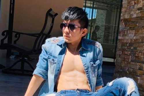 Đan Trường khoe cơ bụng 6 múi