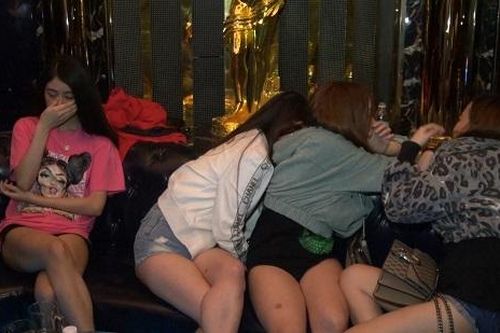 Quảng Ngãi: Tóm gọn hơn 50 thanh niên'bay lắc' trong quán karaoke