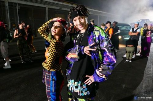 Jungkook BTS khoe tài thiết kế trong chiếc giày vẽ riêng tặng J-Hope