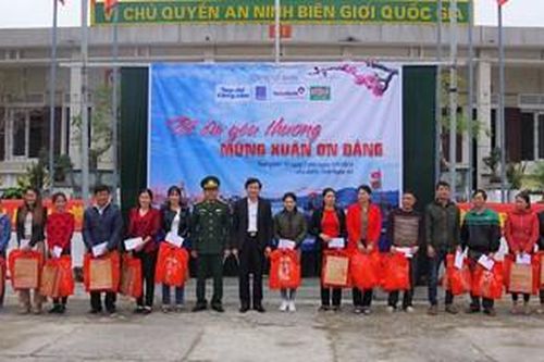 Tạp chí Cộng sản trao 250 suất quà Tết tặng ngư dân Nghệ An