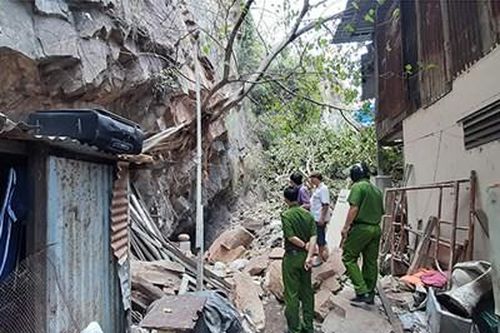 Khánh Hòa: Đá rơi đè hai mẹ con nguy kịch