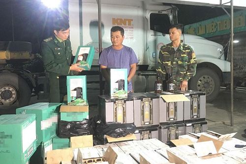 Bắt giữ xe đầu kéo vận chuyển hơn 500 chai rượu lậu