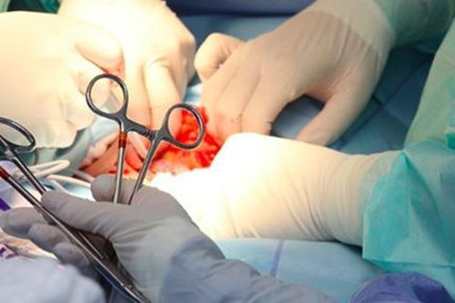 Loạn thần do rượu, người đàn ông tự cắt phăng 'của quý'