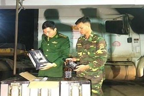 Tạm giữ hơn 500 chai rượu ngoại không có hóa đơn chứng từ