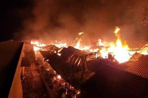 TP.HCM: 'Biển' lửa đỏ rực bao trùm hàng nghìn m2 công ty sản xuất nệm