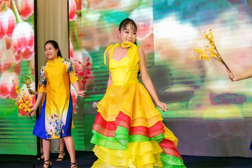Vicky Thảo Vân khoe tài ca hát và nhảy belly dance điêu luyện bên mẹ là á hậu Đặng Ngọc Chúc