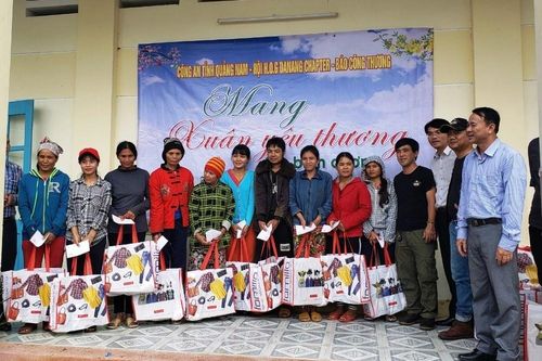 Mang xuân yêu thương đến biên cương