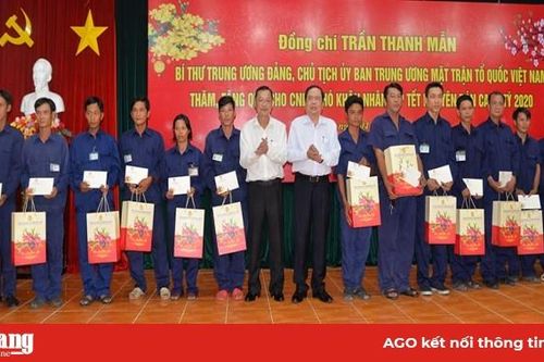 Chủ tịch UBTƯ MTTQ Việt Nam Trần Thanh Mẫn trao quà công nhân lao động tỉnh An Giang