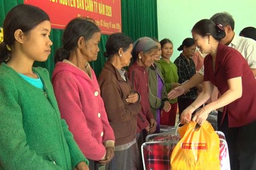 Lãnh đạo Trung ương Mặt trận tặng quà Tết tại Gia Lai