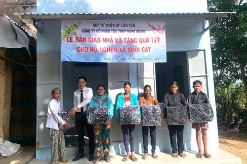 Bàn giao nhà tình nghĩa cho hộ nghèo tại xã Suối Cát