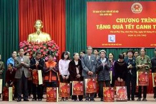 Trao 140 suất quà cho hộ nghèo, gia đình chính sách, học sinh vượt khó thị xã Phú Thọ