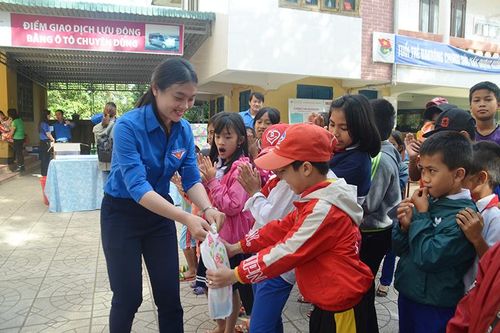Mang niềm vui đến bản làng