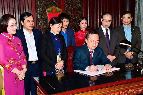 Đoàn công tác của Tỉnh ủy Hưng Yên dâng hương tại đền thờ Chủ tịch Hồ Chí Minh, đình Tân Trào, lán Nà Nưa