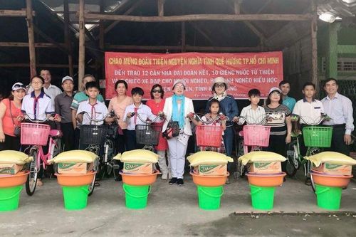 Bàn giao nhà, hỗ trợ phẫu thuật, tặng quà Tết