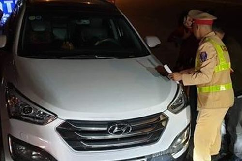 Tài xế ôtô Santafe nồng độ cồn 'khủng' suýt tông Cảnh sát 141
