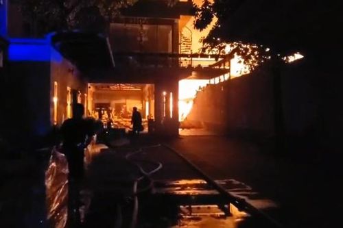 Công nhân vứt tàn thuốc làm thiêu rụi 1.000m2 xưởng sản xuất nệm