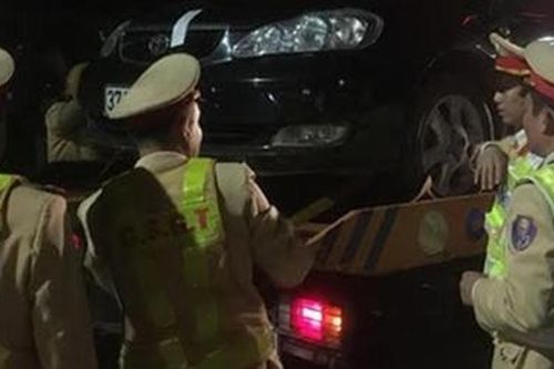 CSGT ra hiệu lệnh dừng xe ô tô, 'ma men' chống đối