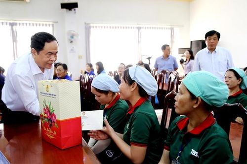Chủ tịch Ủy ban Trung ương MTTQ Việt Nam trao quà Tết tại An Giang