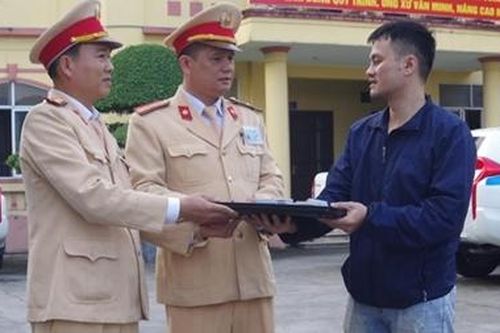 CSGT trao trả tài sản gần 100 triệu đồng cho người đánh rơi