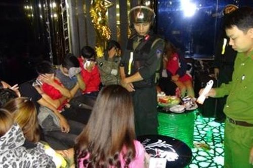 Xử lí 50 người phê ma túy trong quán karaoke