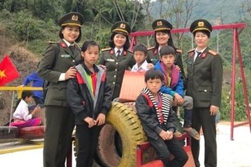 Mang yêu thương, ấm áp đến với thầy trò điểm trường Suối Ún