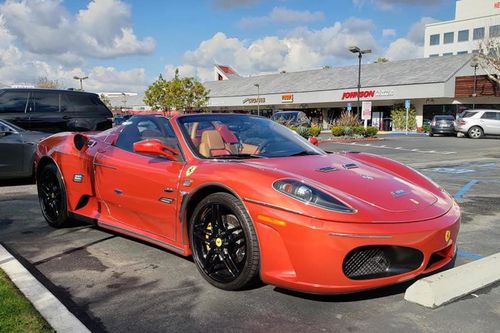 Xem đại gia khoe xe Ferrari bằng cách cực 'dị'