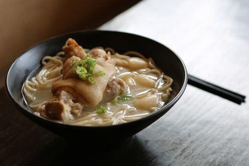 Pha thuốc phiện vào món ăn để giữ khách
