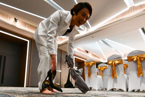 Các nữ tuyển thủ Việt Nam xách giày đi chân đất dự tiệc