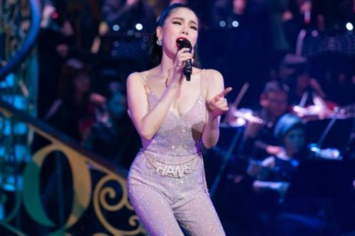 Lệ Quyên rưng rưng nước mắt trong live show tại Hà Nội