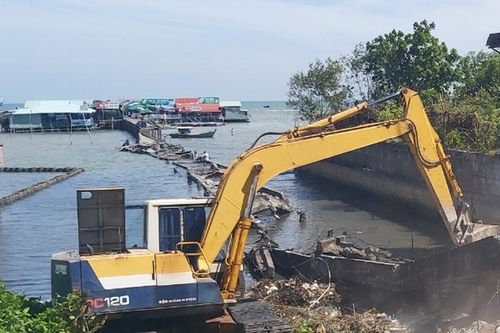 Xử lý nhóm kích động người dân khi tháo dỡ cầu cảng làng chài Hàm Ninh