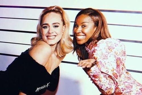 Adele nhảy và hát hò bên bạn bè
