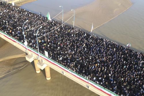 Hồi hương thi thể tư lệnh Soleimani, người dân Iran tràn ra đường tưởng niệm