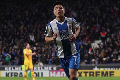 Wu Lei được khen ngợi hết lời khi lập kỳ tích với bàn thắng vào lưới Barca