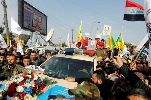 Ngàn người khóc thương, vây quanh linh cữu tư lệnh Iran bị Mỹ ám sát