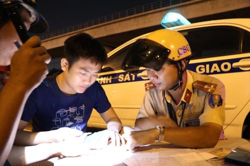 Thấy CSGT đo nồng độ cồn, tài xế ô tô bỏ xe tháo chạy