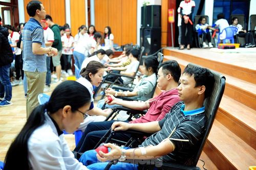 Dòng người xếp hàng hiến máu trong chương trình Chủ nhật Đỏ tại Thái Bình