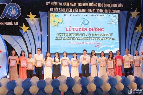 Nghệ An: 14 sinh viên được trao tặng danh hiệu 'Sinh viên 5 tốt'