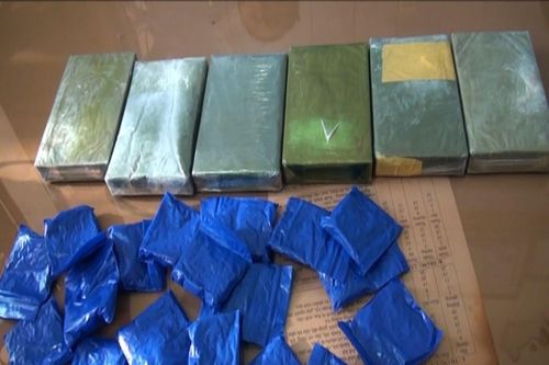 Bắt đối tượng mua bán 4 bánh heroin, 6.000 viên ma túy tổng hợp