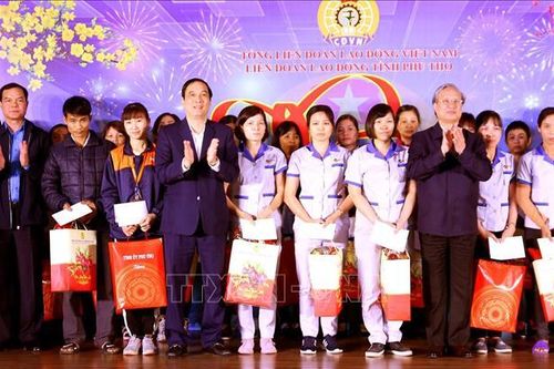 Đồng chí Trần Quốc Vượng thăm, tặng quà công nhân lao động tại tỉnh Phú Thọ
