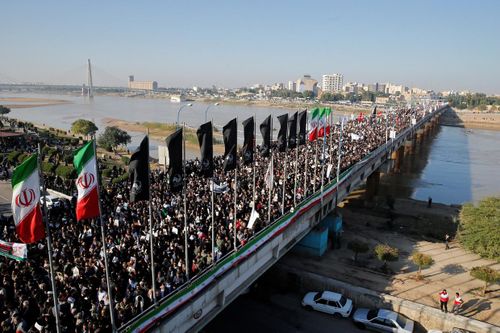 Biển người xuống đường đón linh cữu, tiễn biệt tướng Iran