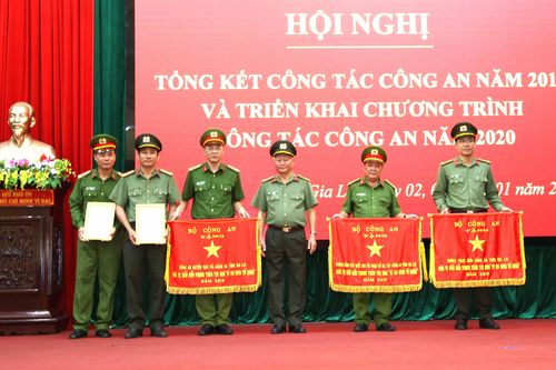Nhiều tập thể, cá nhân được khen thưởng trong phong trào thi đua 'Vì an ninh Tổ quốc'